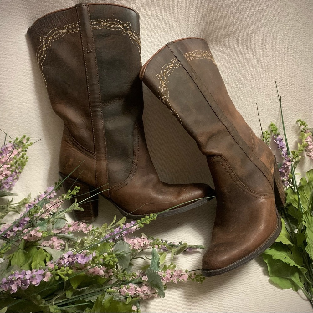 Calling all Cowgirls! Cowgirl boots with heels!